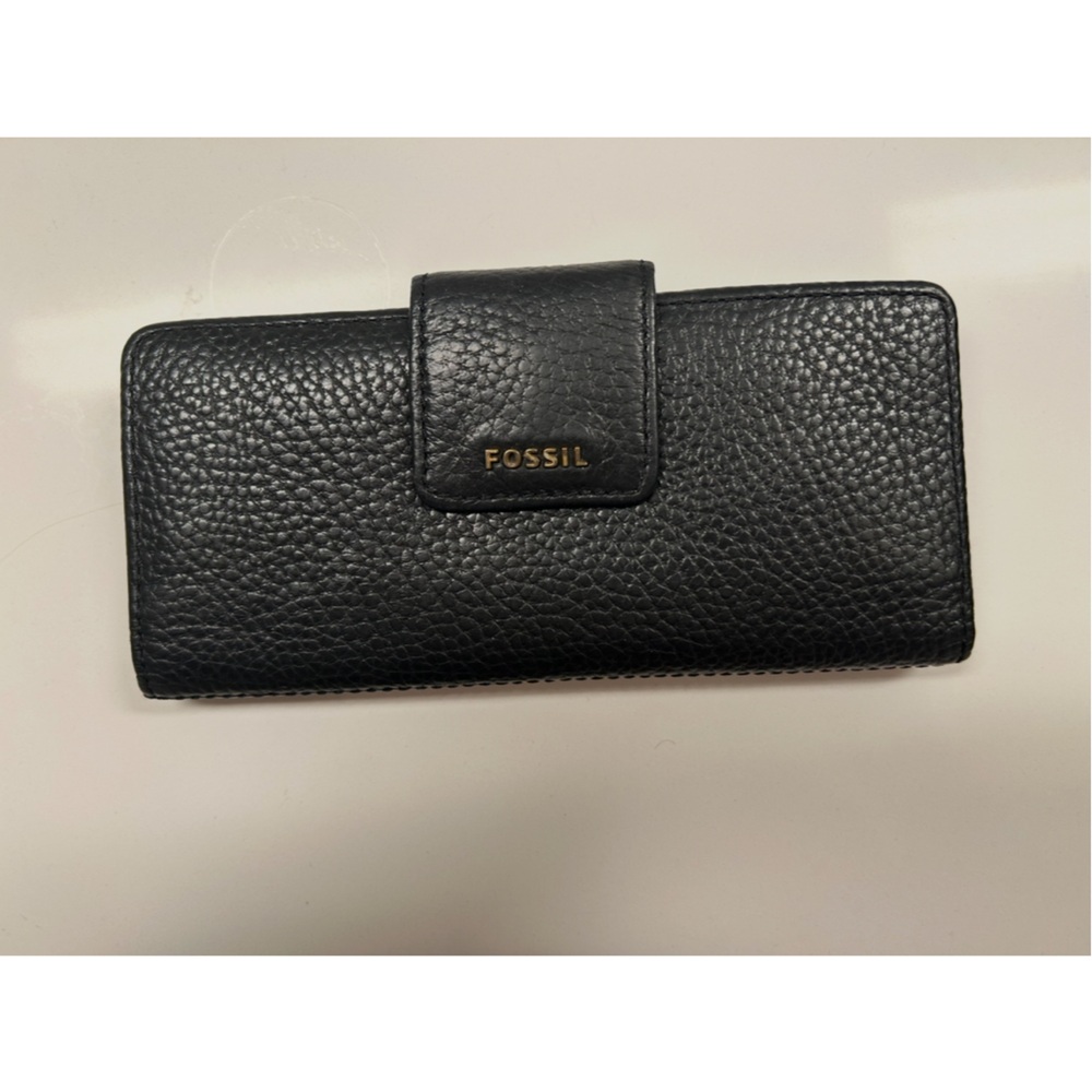 Fossil pebbled leather wallet